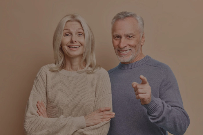 Mosolygó idősebb pár